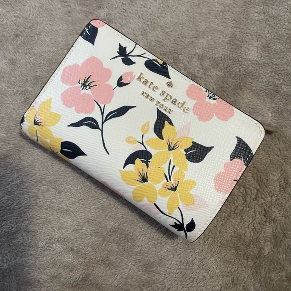 SOLD‼️ Kate Spade Compact bifold wallet - Picture 1 of 4